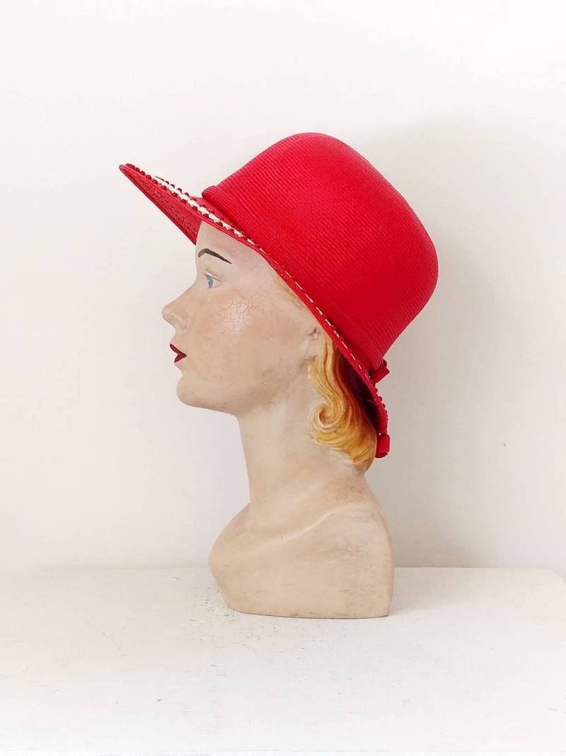 1960Er Jahre Jack Mcconnell Label Roter Federhut Mit Nieten | Vintage 60Er Rot Gewebter Mod Hut Frauen Designer Hüte Medium von carlasuevintage