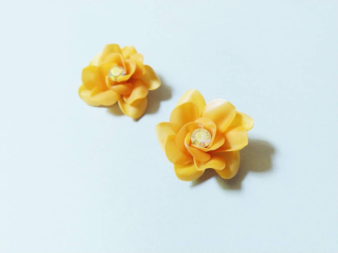 60Er Jahre Apricot Orange Federlit Kunststoff Blumen Ohrringe | Vintage Floral Aurora Borealis Strass Ohrclips Damen Schmuck von carlasuevintage