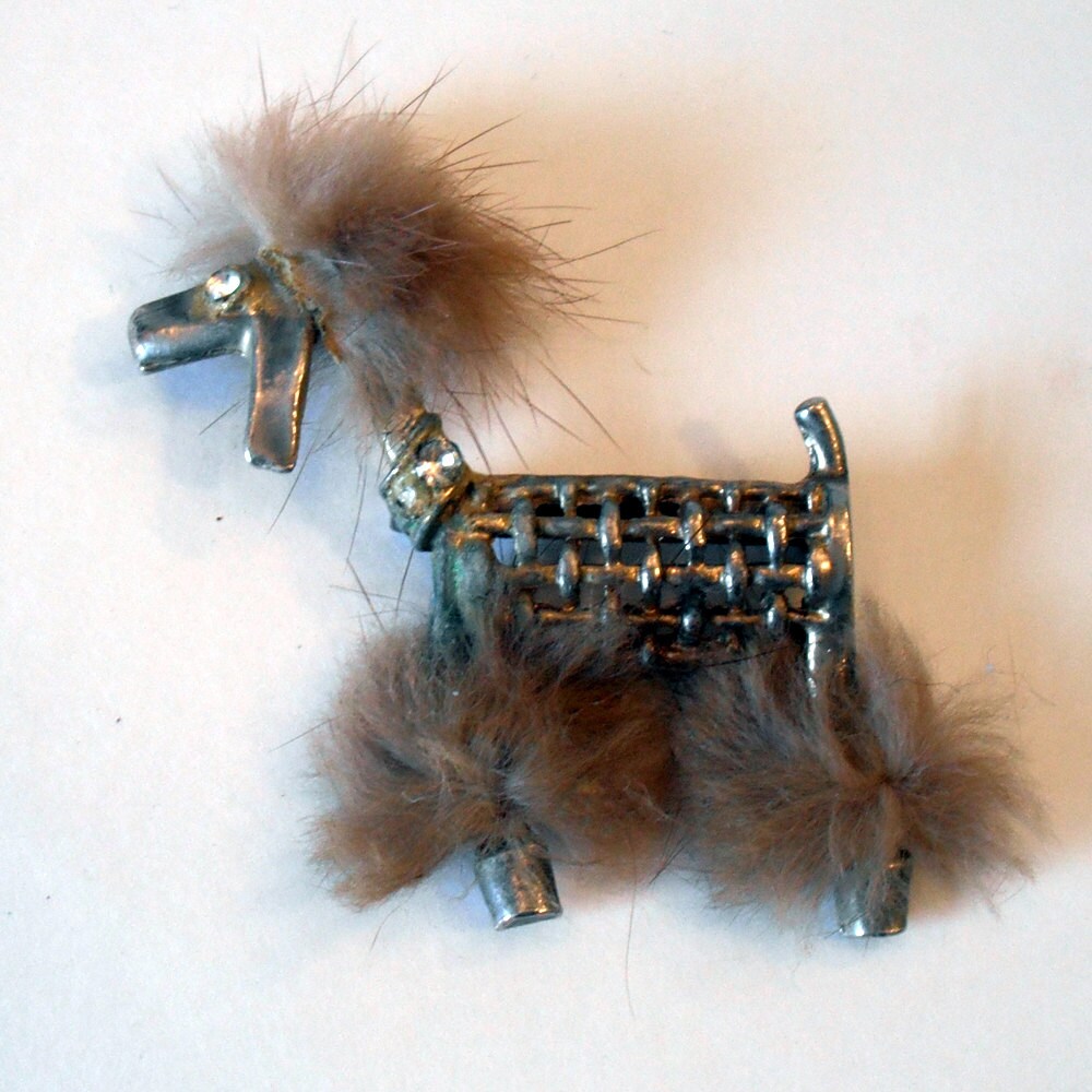 Vintage Metall Mesh Pudel Brosche Mit Pelz Trim Und Strass Akzente von casaDelRocko