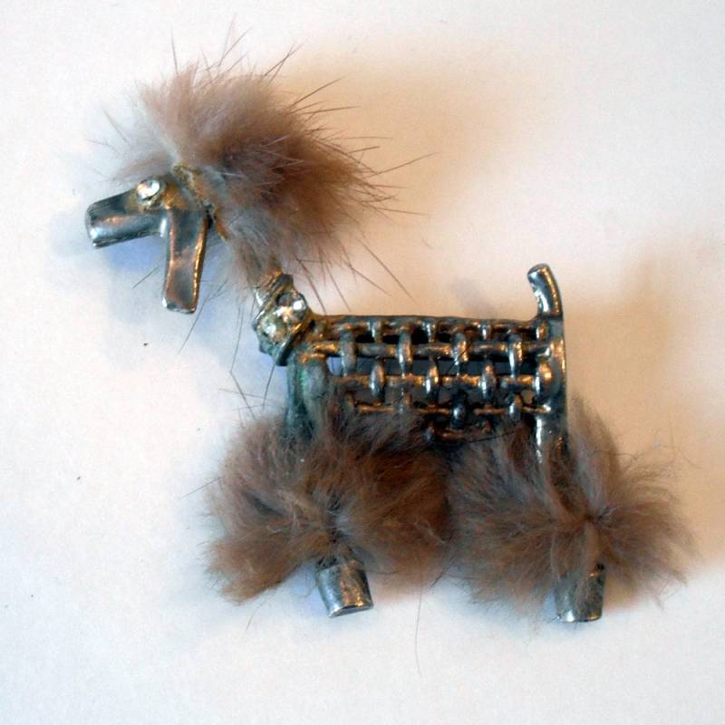 Vintage Metall Mesh Pudel Brosche Mit Pelz Trim Und Strass Akzente von casaDelRocko