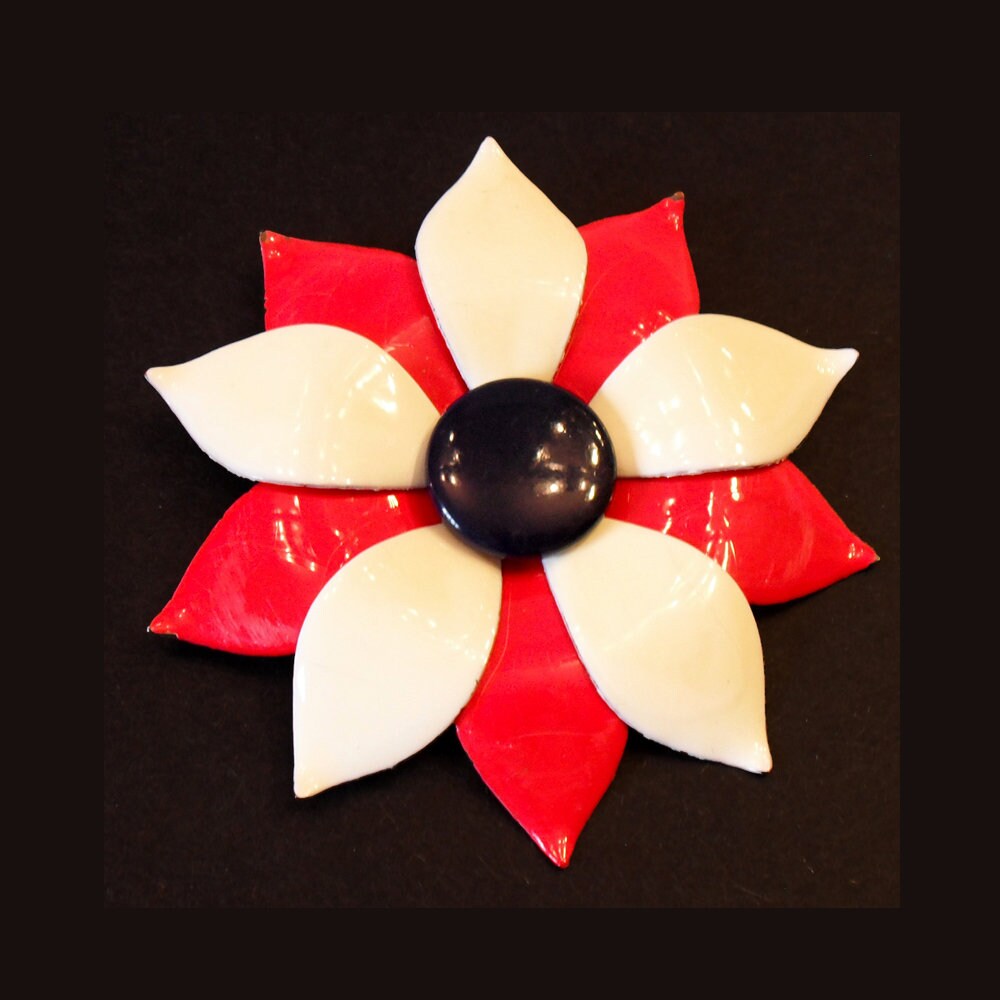 Weiß Und Rot Enamalled Blumenbrosche Mit Dunkelblauen Zentrum von casaDelRocko