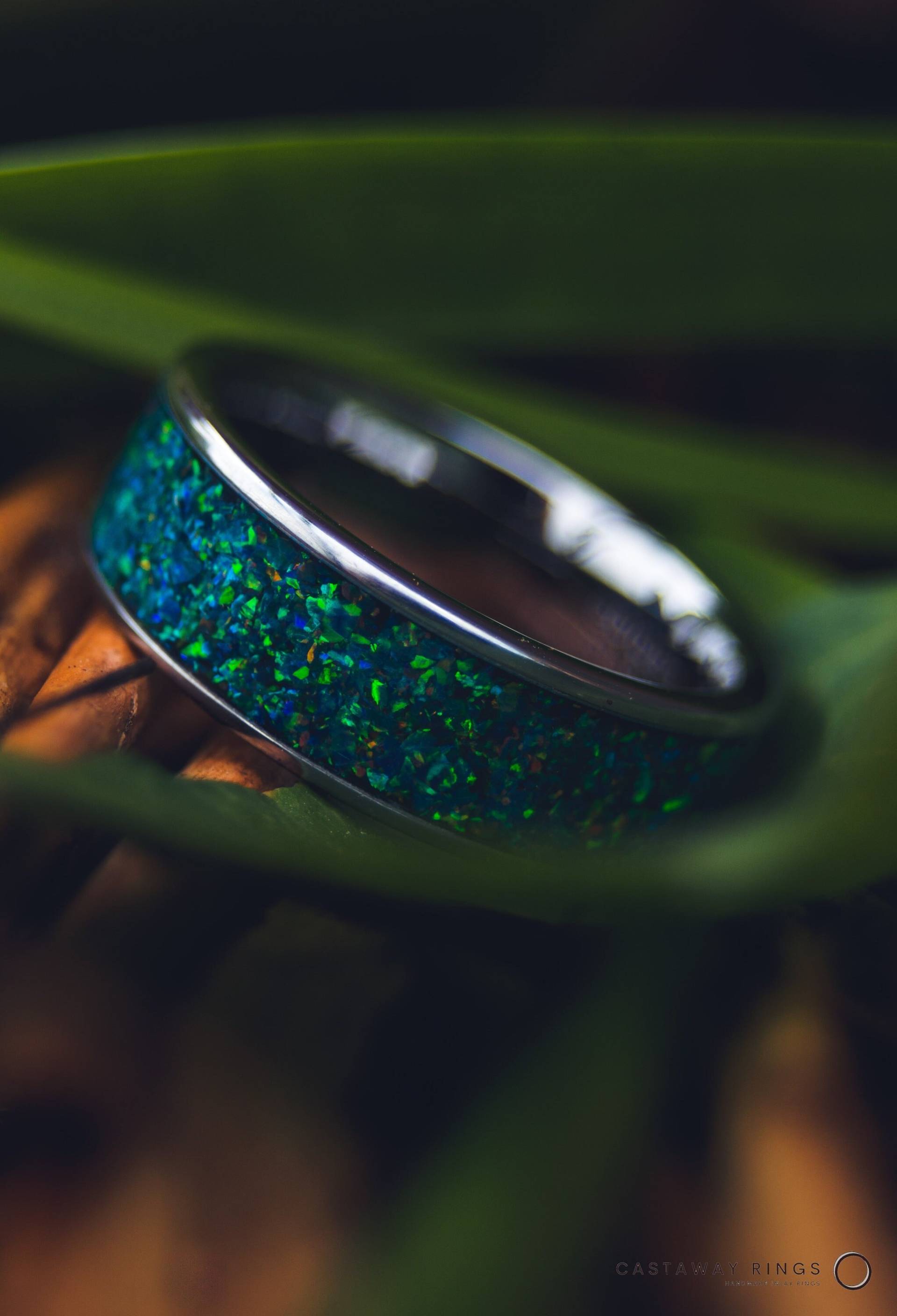 Grüner Opal Inlay Ring 8mm Wolfram Herren, Unisex Edelstein, Mans von castawayrings