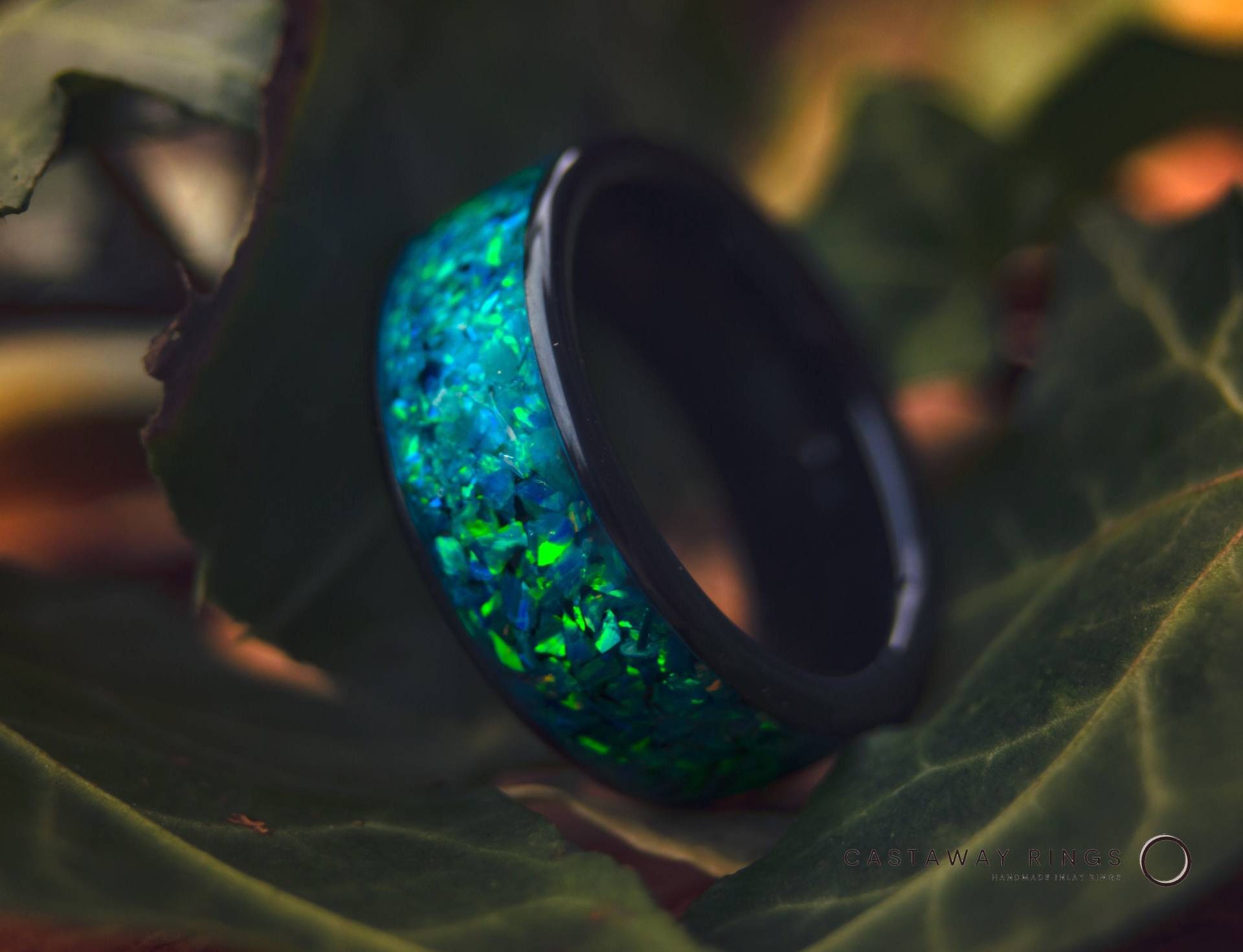 Schwarzer Keramikring Mit Grünem Opal Inlay, Unikat Handgemachter Herren Opalring 8mm von castawayrings