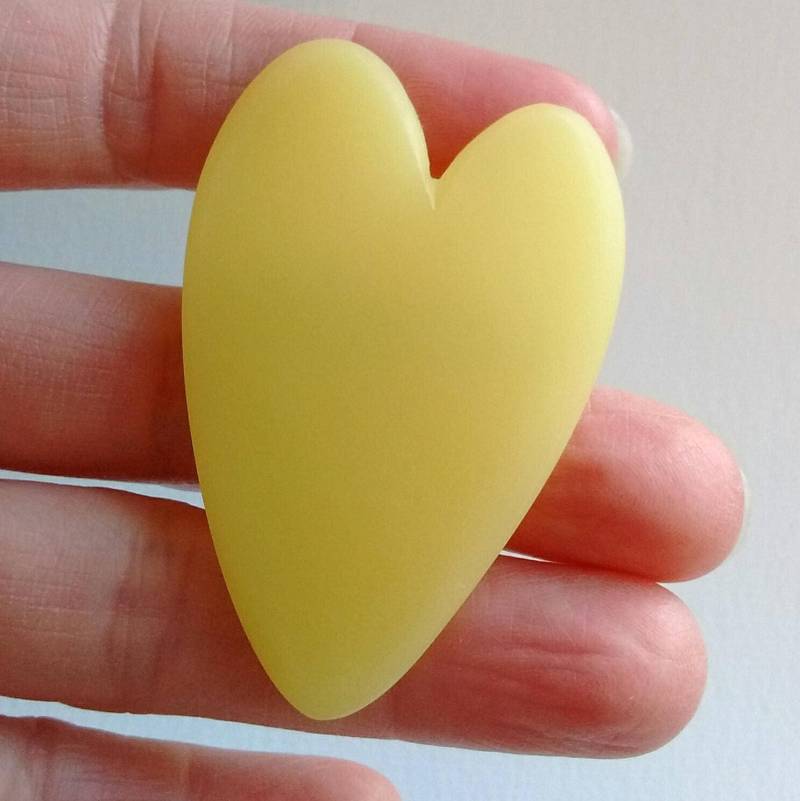 Glatte Handgeschnitzt Harz-Herz-Brosche - Weiches Gelb Glatte Handgeschnitzt Harz-Herz-Brosche - Weiches Gelb von cathwarddesign