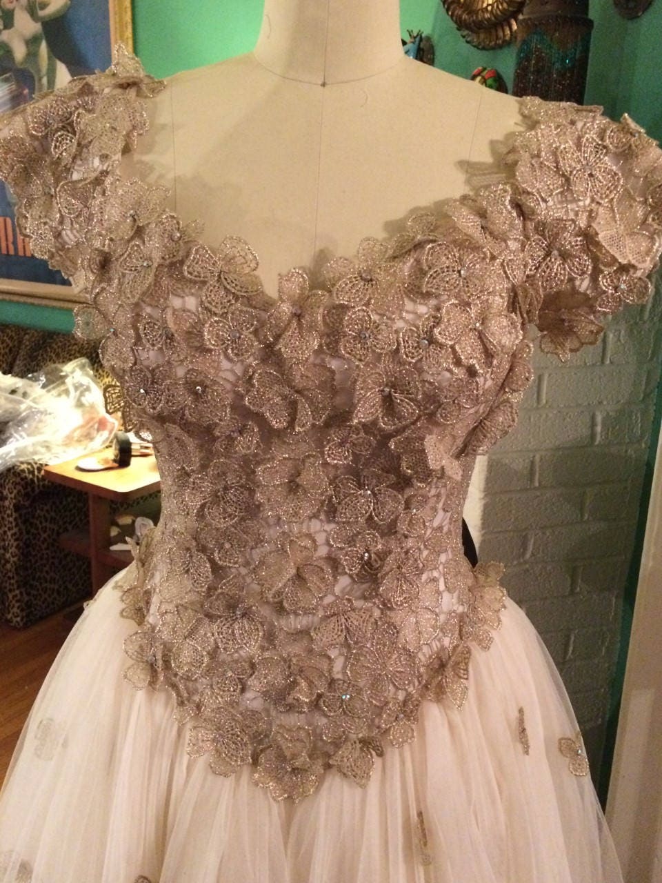Custom Made Vintage 80Er Jahre Ball Formkleid Hochzeit Braut Quinceanera Prom Pageant Gown Gold Off White Spitze Tüll Strass Klein 4 6 Custom Made Vintage 80Er Jahre Ball Formkleid Hochzeit Braut Quinceanera Prom Pageant Gown Gold Off White Spitze Tüll Strass Klein 4 6 von catmamamezzo