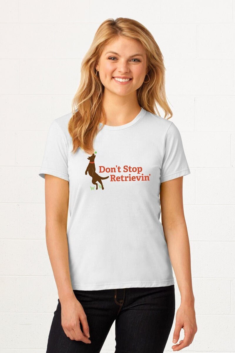 Don't Stop Retrievin T-Shirt | Reise Believin ", Retriever Hund Wortspiel Grafik - Damen Don't Stop Retrievin T-Shirt | Reise Believin ", Retriever Hund Wortspiel Grafik - Damen von catsdogsrock