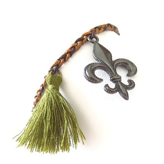 Geflochtenes Lederarmband Mit Khakifarbenem Pompon Ref. 17550 von cciliacreativbijoux