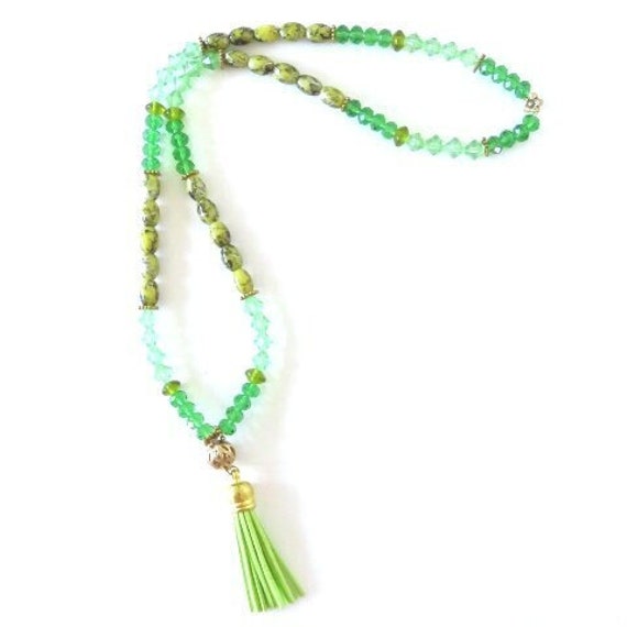 Grüne Pompon-Perlenkette Ref. 17529 von cciliacreativbijoux