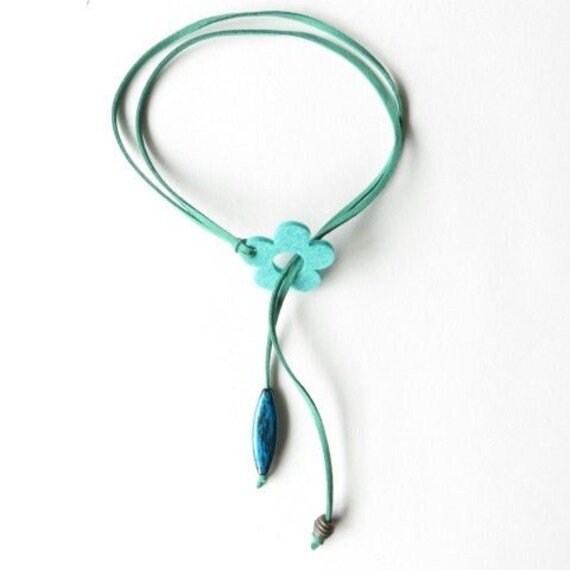 Lasso-Halsband Aus Wildleder Und Filz Ref. 17525 von cciliacreativbijoux