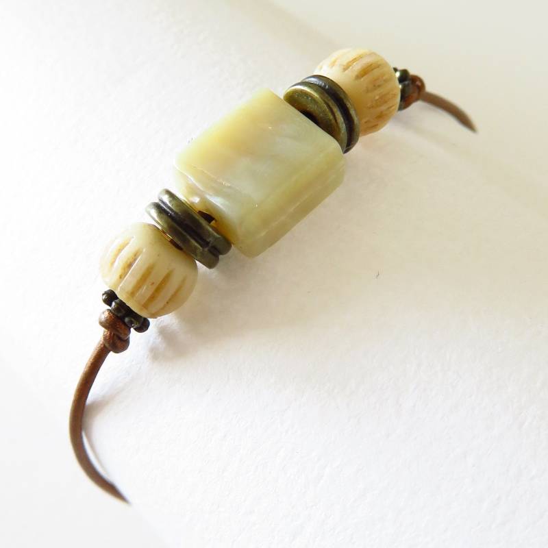 Lederarmband Mit Ecrufarbenen Perlen Ref. 17701 von cciliacreativbijoux