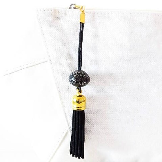 Taschenanhänger Aus Wildleder Mit Bommel Und Perlen, Ref. 16379 von cciliacreativbijoux