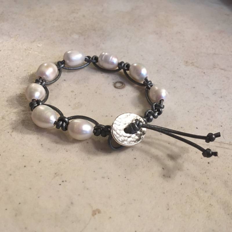 Graues Armband - Makramee Schmuck Weiße Perlen Edelsteine Leder Mode Trendy Silberknopf von cdjali