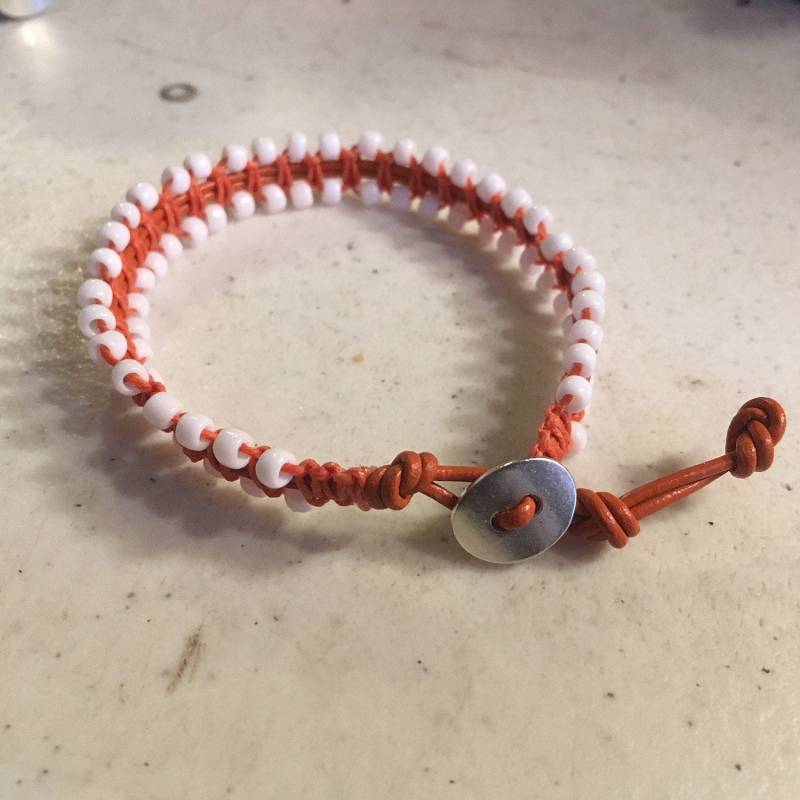 Orange Armband - Makramee Schmuck Leder Mode Trendy Weiße Saatperlen Silberknopf Ut Longhorns von cdjali