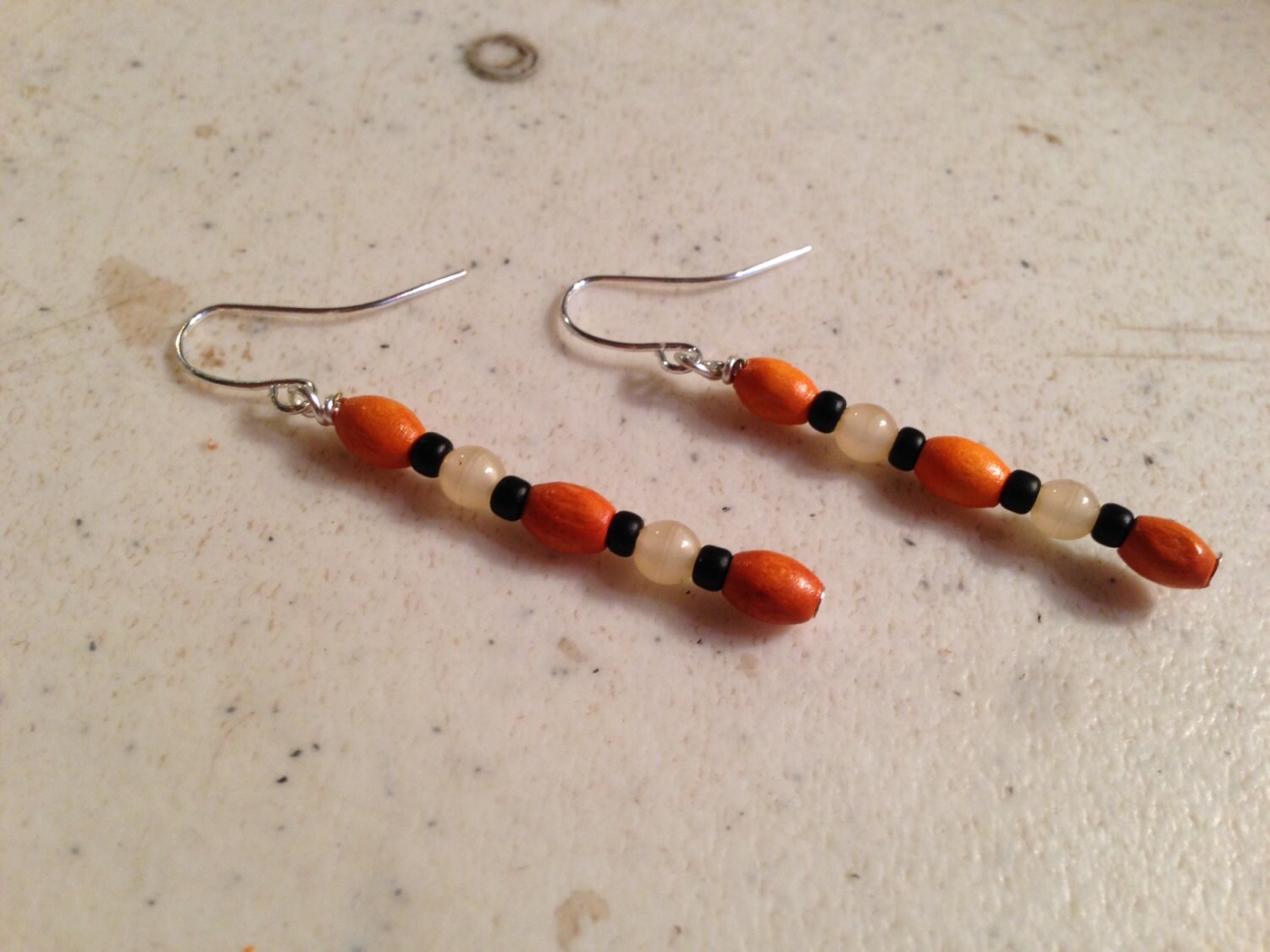 Orange Und Schwarz Ohrringe - Silber Schmuck Perlen Creme Jade Edelsteine Baumeln Holz von cdjali