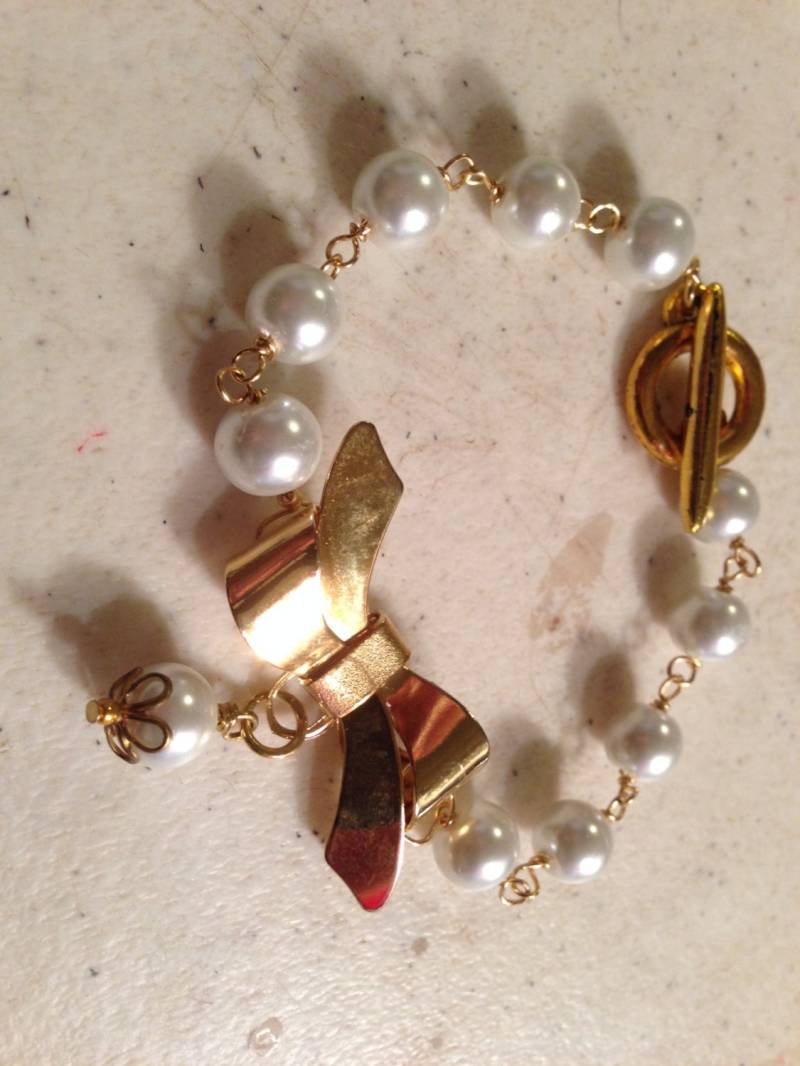 Perle Armband - Hochzeitsschmuck Juni Birthstone Gold Braut Weiß Schmuck Mode Funky Mod Schleife Charme von cdjali