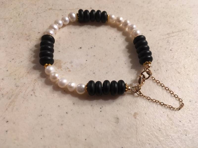 Perlenarmband - Schwarz-Weiß Schmuck Goldschmuck Jade Edelstein Mode Trendy Eklektisch von cdjali