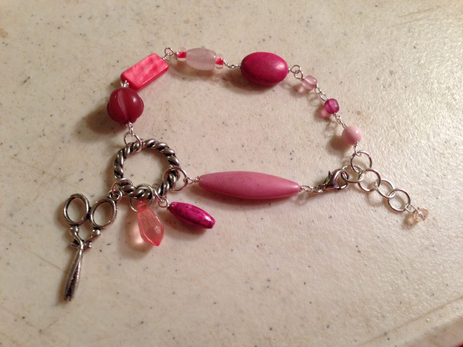 Rosa Armband - Pink Schmuck Schere Charm Silberschmuck Kettenschmuck Asymmetrisch Mod Funky Draht Gewickelt von cdjali