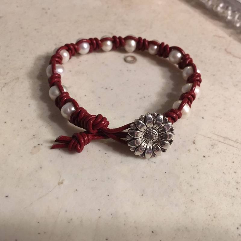 Rotes Armband - Makramee Schmuck Weiße Perlen Edelsteine Leder Mode Trendy Silber Blumen Knopf von cdjali