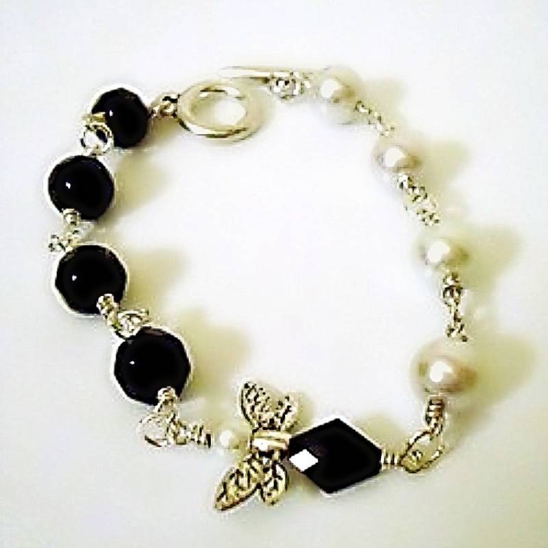 Schwarz-Weißes Armband - Perlenschmuck Libelle Charm Silberschmuck Asymmetrisch Viktorianisch Trendy Mode Shabby Chic von cdjali