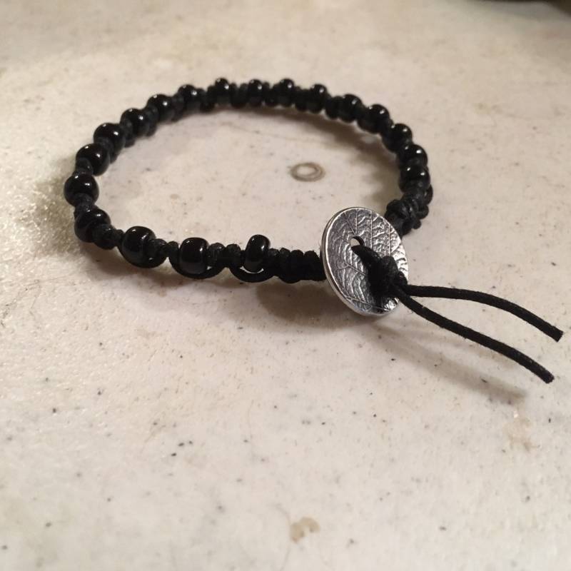 Schwarzes Armband - Makramee Schmuck Schwarze Saatperlen Kordel Mode Trendy Perlen Silberknopf von cdjali