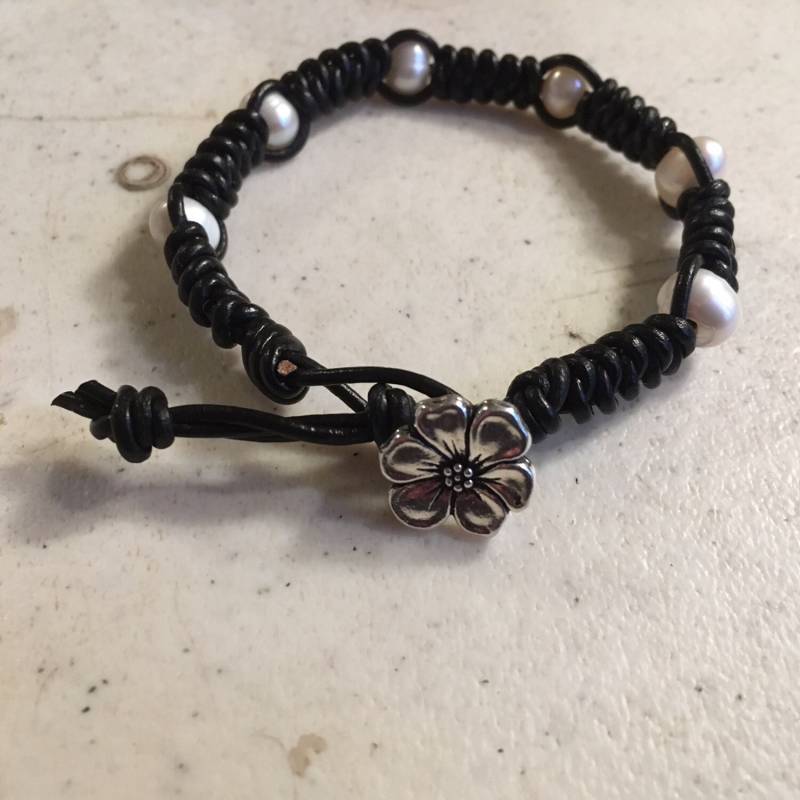 Schwarzes Armband - Makramee Schmuck Weiße Perle Edelsteine Leder Mode Trendy Perlen Silber Knopf von cdjali