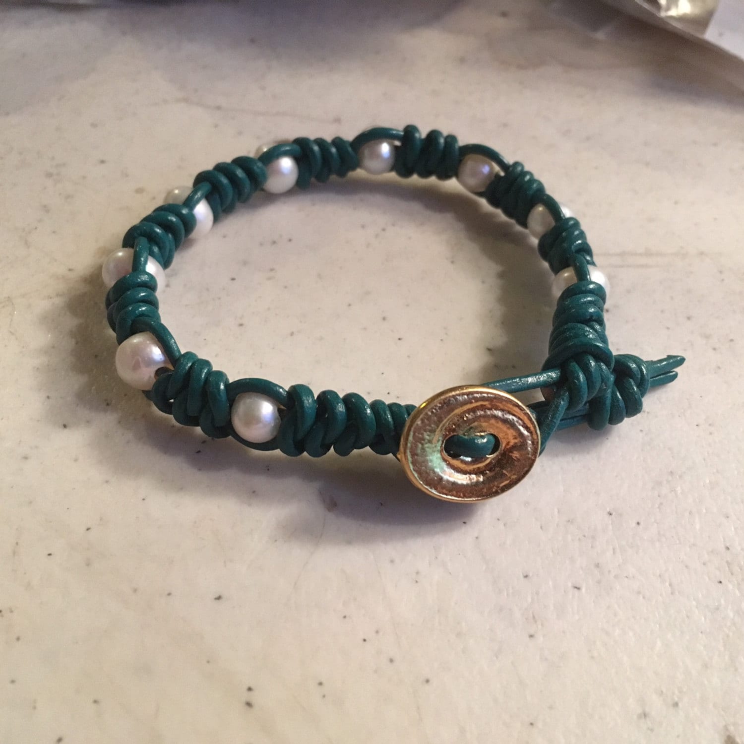 Smaragd Grün Armband - Makramee Schmuck Weiße Perle Edelsteine Leder Mode Perlen Gold Knopf Geschenk Handgemacht Luet von cdjali