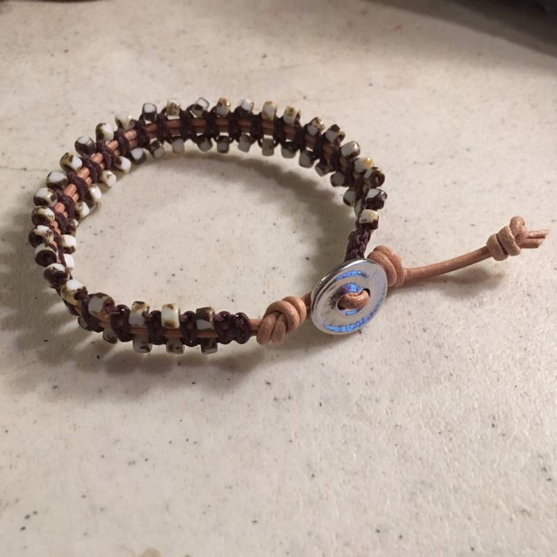 Tan Armband - Weiß & Braun Gesprenkelt Rocled Roclperlen Makramee Schmuck Mode Trendy Perlen Silber Knopf von cdjali