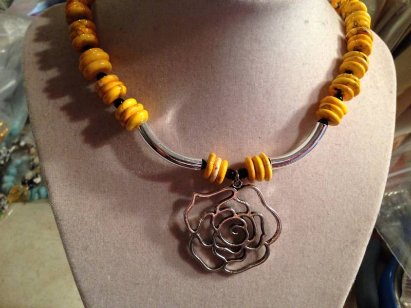 Türkis Halskette - Gelber Howlith Edelstein Schmuck Schwarzer Rosen Blumen Anhänger Statement Geschenk Perlen Handgemacht von cdjali