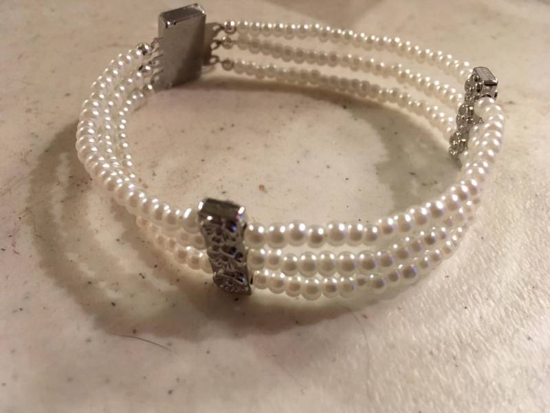 Weißes Perlenarmband - Silberschmuck Juni Geburtsstein Schmuck Braut Dreifachstrang Boxverschluss von cdjali