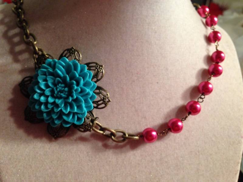 statement Halskette - Pink & Teal Schmuck Blumen Anhänger Messing Kette Funky Mod Boho von cdjali