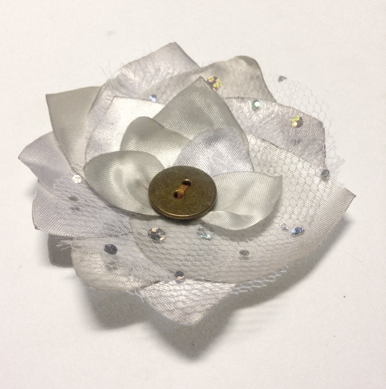 Handgemachte Satin Boho-Blüte, Weiße Seerose, Sommermode, Upcycled Fashion Handgemachte Satin Boho-Blüte, Weiße Seerose, Sommermode, Upcycled Fashion von ceciliaelfving