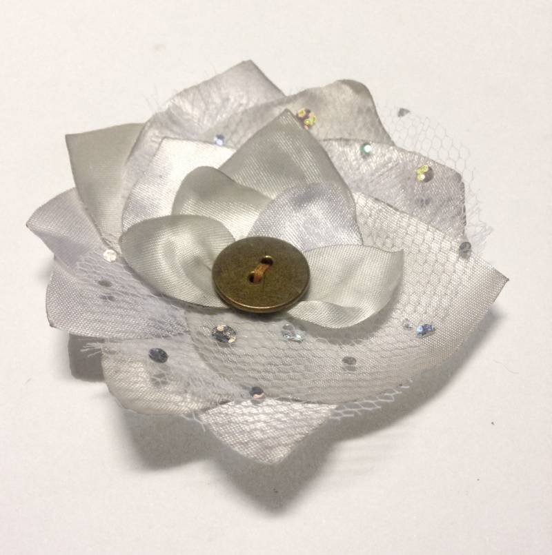 Handgemachte Satin Boho-Blüte, Weiße Seerose, Sommermode, Upcycled Fashion Handgemachte Satin Boho-Blüte, Weiße Seerose, Sommermode, Upcycled Fashion von ceciliaelfving