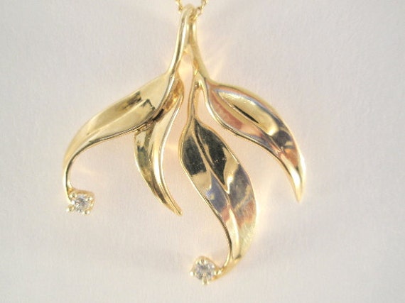 14 Karat Gold Blätter Anhänger Mit Feinen Diamanten 14 Karat Gold Blätter Anhänger Mit Feinen Diamanten von cedarislandartist