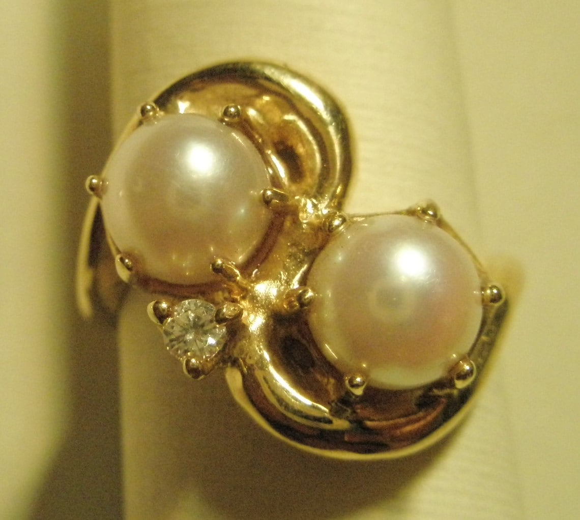 14 Karat Gold Kurviger Ring Mit 2 Perlen Und Einem Diamanten 14 Karat Gold Kurviger Ring Mit 2 Perlen Und Einem Diamanten von cedarislandartist