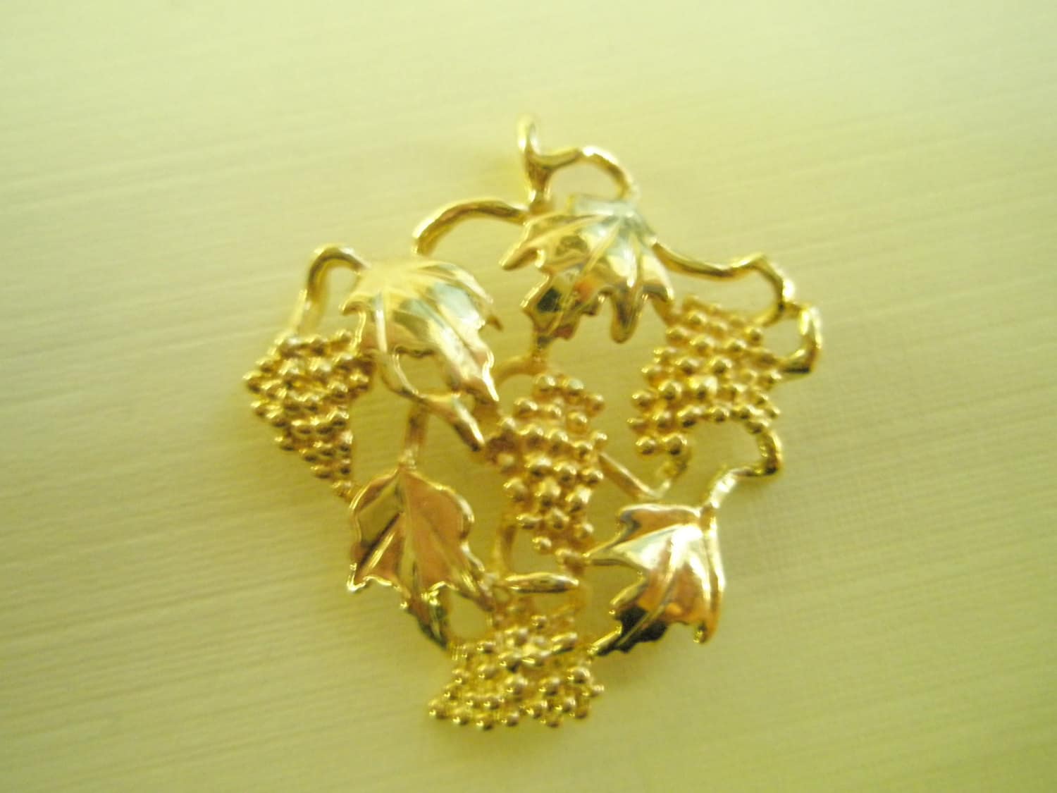 14 Karat Gold Trauben, Ranken Und Blätter Anhänger 14 Karat Gold Trauben, Ranken Und Blätter Anhänger von cedarislandartist