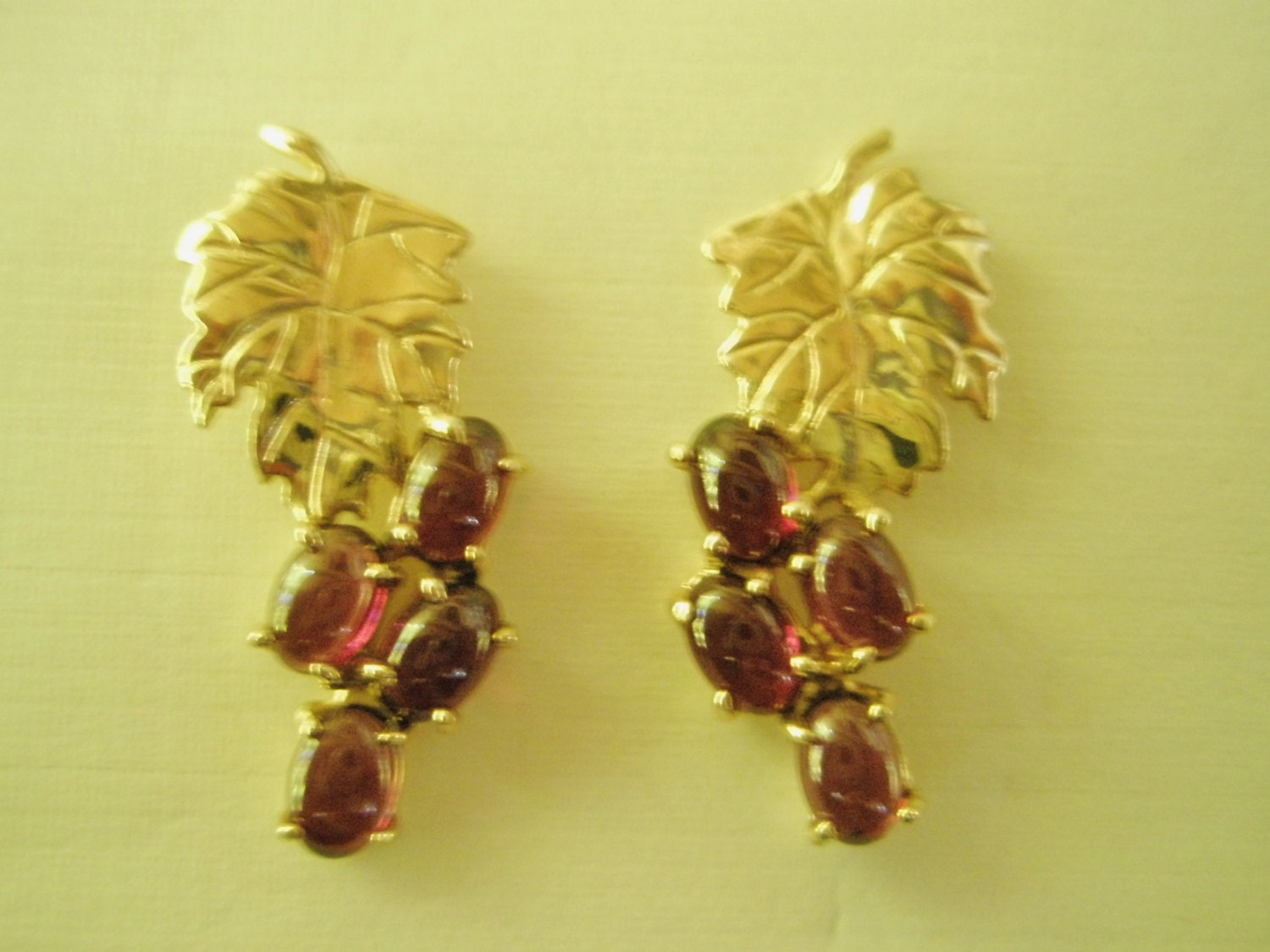 14 Karat Gold Trauben Cluster Und Traubenblatt Ohrringe 14 Karat Gold Trauben Cluster Und Traubenblatt Ohrringe von cedarislandartist