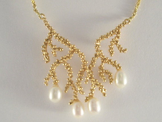 14 Karat Goldfarbene Kette Aus Seegras-Design Mit Süßwasserperlen 14 Karat Goldfarbene Kette Aus Seegras-Design Mit Süßwasserperlen von cedarislandartist