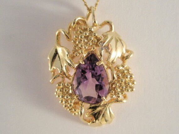 14K Gold Amethyst Anhänger Mit Trauben, Traubenblättern Und Weinranken 14K Gold Amethyst Anhänger Mit Trauben, Traubenblättern Und Weinranken von cedarislandartist
