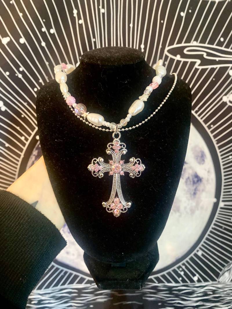 Y2K Cross Necklace von celestialcharmzzzz