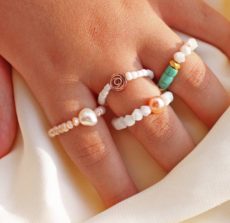 Fine Loops | Elegant Handmade Ringe Echte Süßwasserperlen Rocaillesperlen Geschenk Perlenring Bohostyle Hämatit Toho Picasso von cennetcreative