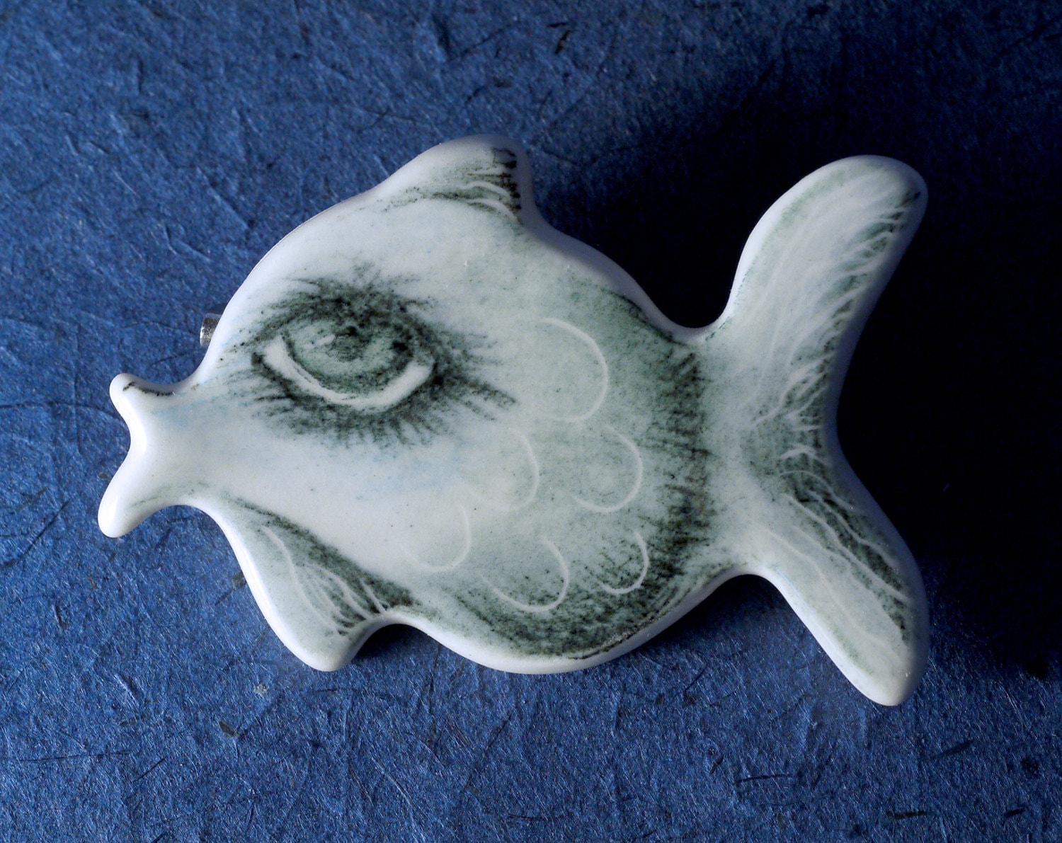Sammlerstück Keramik Unikat Handgemacht Zeichnung Bleistift Fisch Brosche Anstecknadel Unikat von ceramicOZ