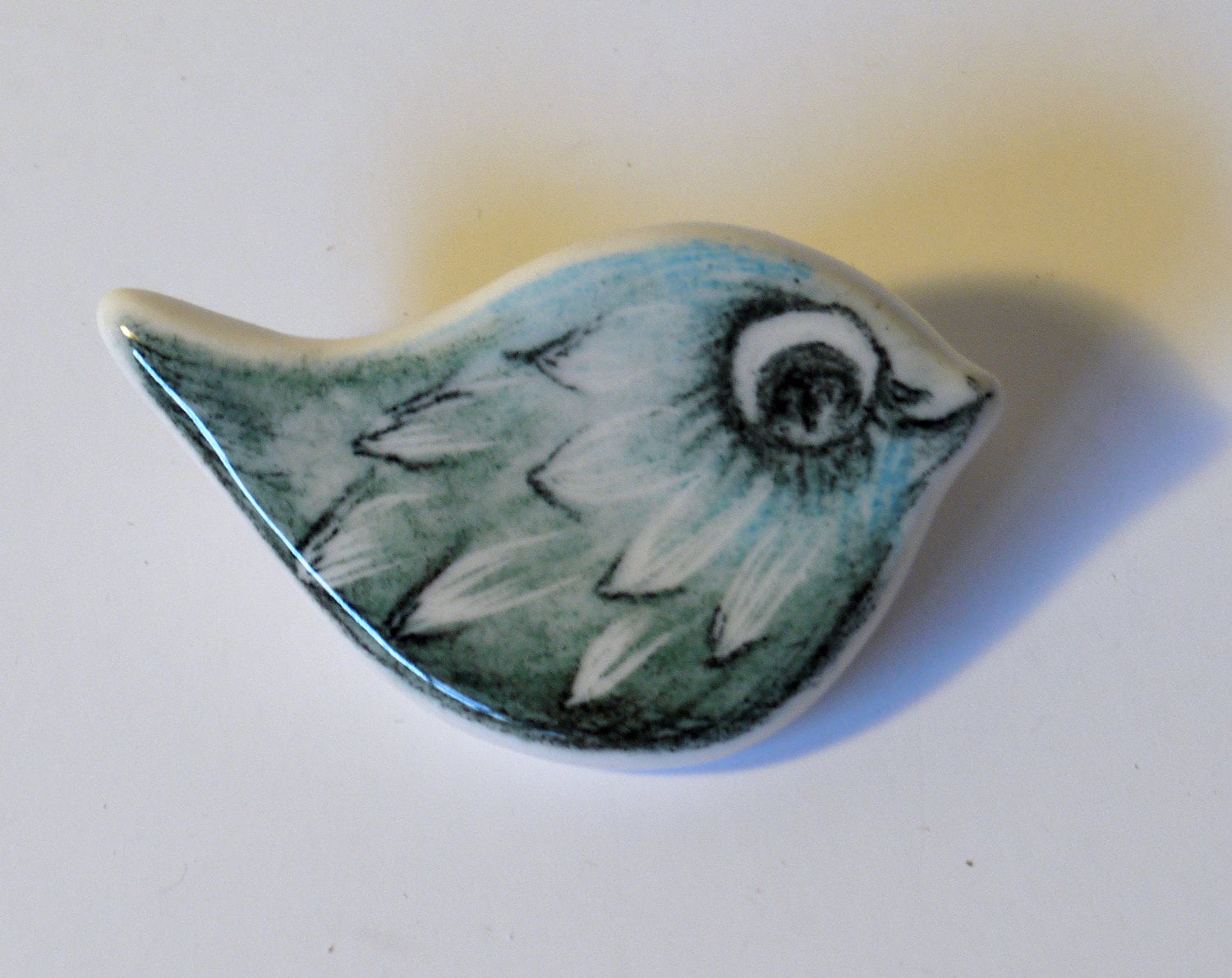 Sammlerstück Keramik Unikat Handgemacht Zeichnung Bleistift Vogel Brosche Anstecknadel Unikat von ceramicOZ