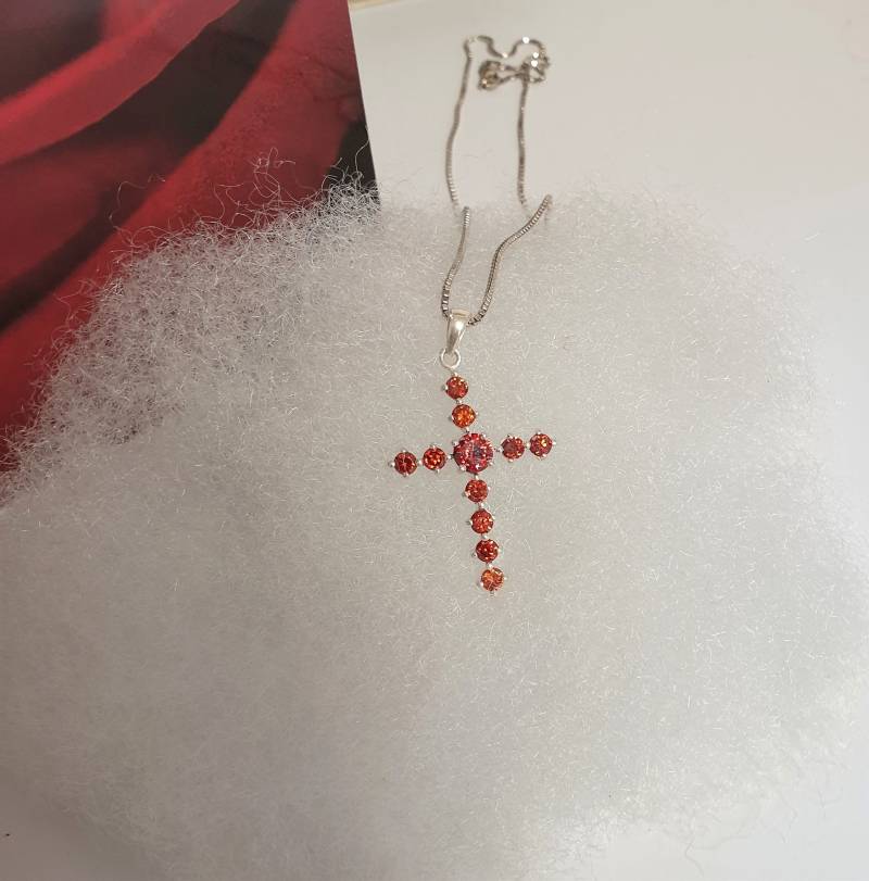 Kreuzanhänger 925 Silber Mit Roten Kristallsteinen San112 von chainsio