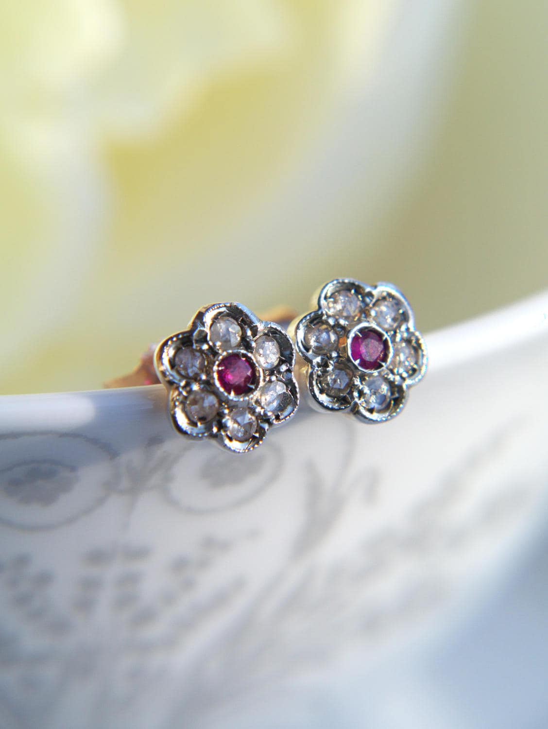 Viktorianisch Inspirierte 9 Karat Rose Gold Diamanten Rubin Blume Ohrstecker von chainsofgolduk