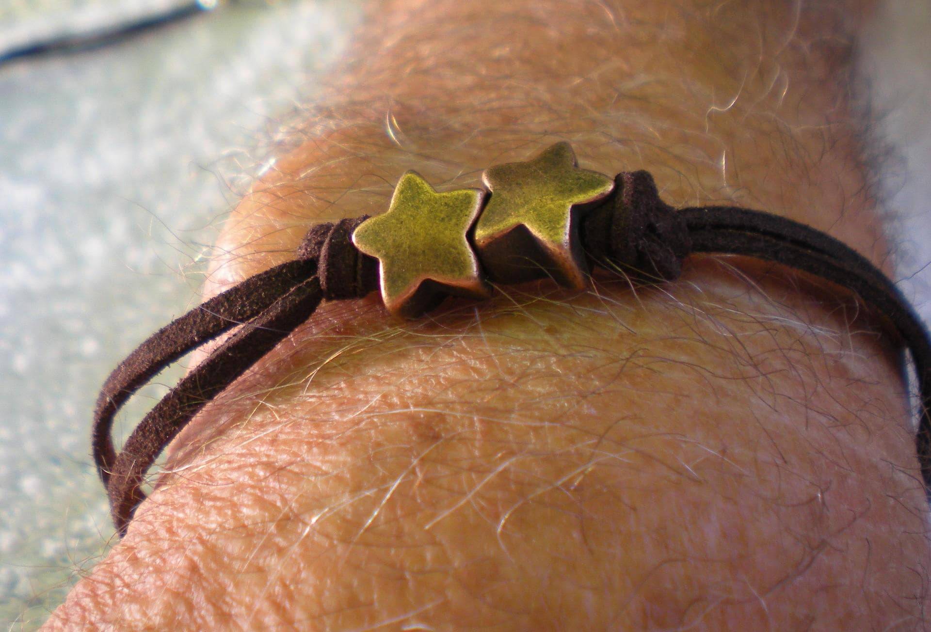 Herrenarmband Aus Camel-Wildleder Mit Ausgefallenen Sternperlen von chandrimatara