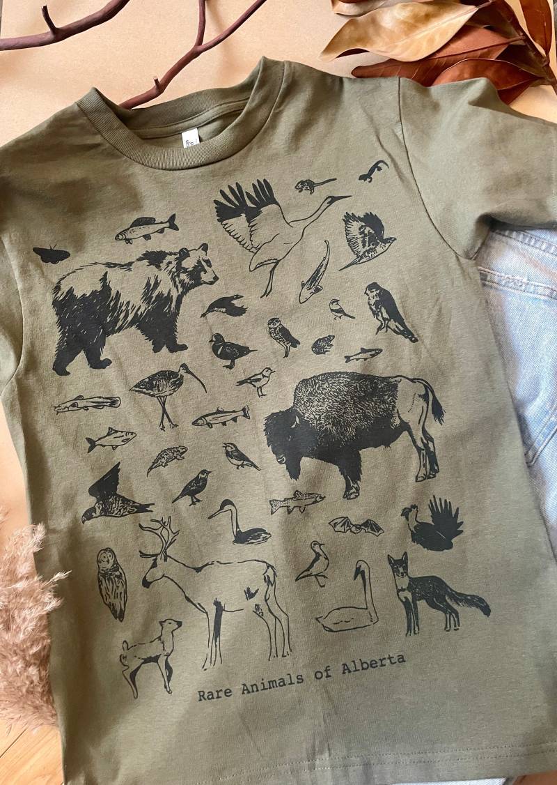 Handbedrucktes Alberta Rare Plants & Animals T-Shirt Handbedrucktes Alberta Rare Plants & Animals T-Shirt von chanteltraub