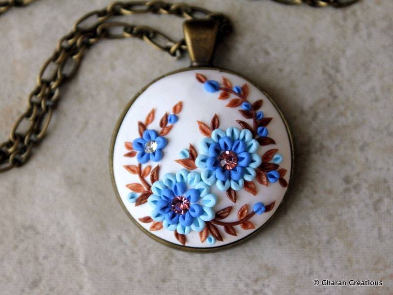 Polymer Clay Blumen Applikation Anhänger Halskette, Statement Floraler Schmuck in Blau Und Braun Farben Polymer Clay Blumen Applikation Anhänger Halskette, Statement Floraler Schmuck in Blau Und Braun Farben von charancreations
