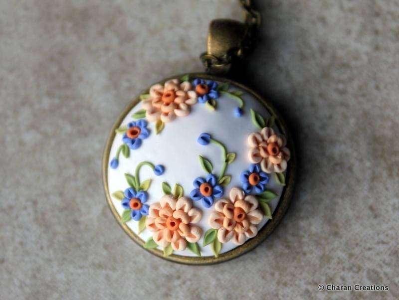 Schöne Polymer Clay Applikation Statement Anhänger Halskette in Weiß Und Pfirsich von charancreations