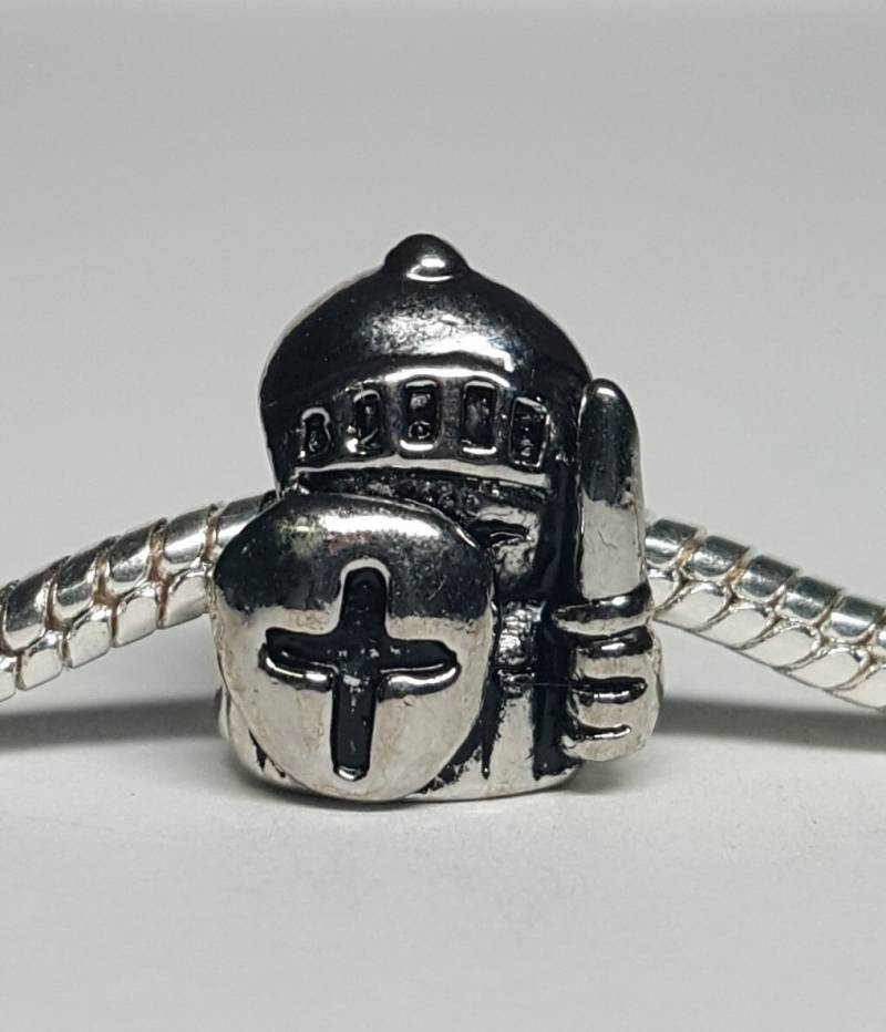 Ein Silberfarbener Ritter-Anhänger Für Armbänder von charmco