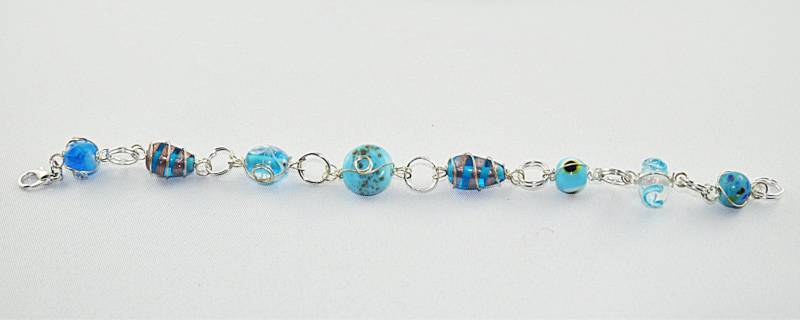 Armband Perlen Aus Blauem Glas Mit Drisch Blauen, Silbernen Drähten Eingekreist Armband Perlen Aus Blauem Glas Mit Drisch Blauen, Silbernen Drähten Eingekreist von charmescreations